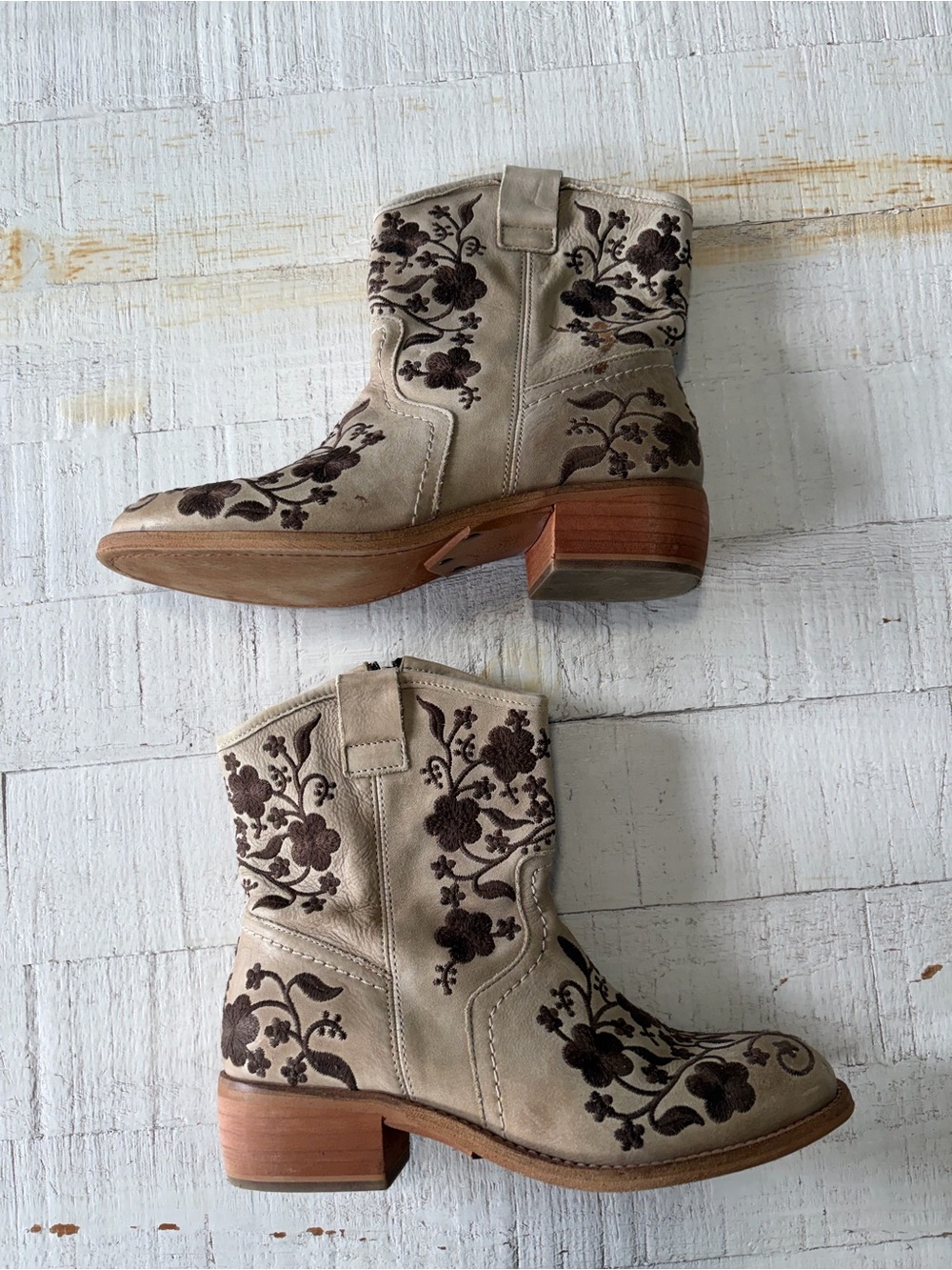 Taos Privilege Boots EU size 39 US 8 8.5 Beige Floral Embroidered Leather Boho